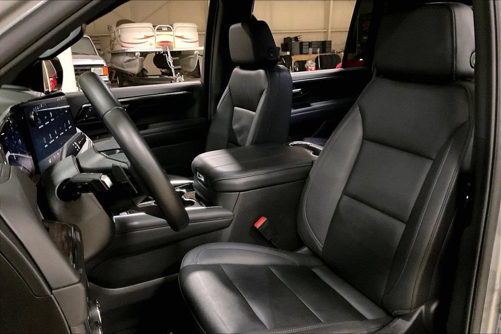 Used 2025 Chevrolet Suburban Z71 AWD/4WD image 23