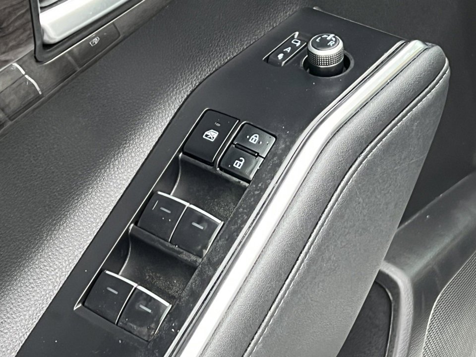 Used 2023 Toyota Highlander Limited image 19