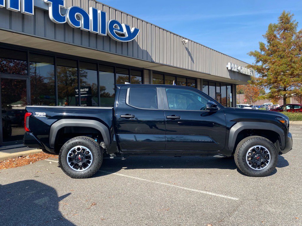 Used 2024 Toyota Tacoma TRD Off-Road image 3
