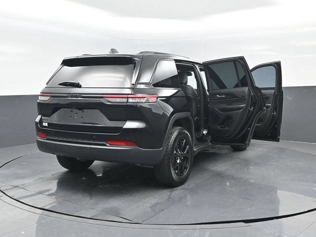 Used 2025 Jeep Grand Cherokee Altitude AWD/4WD image 30