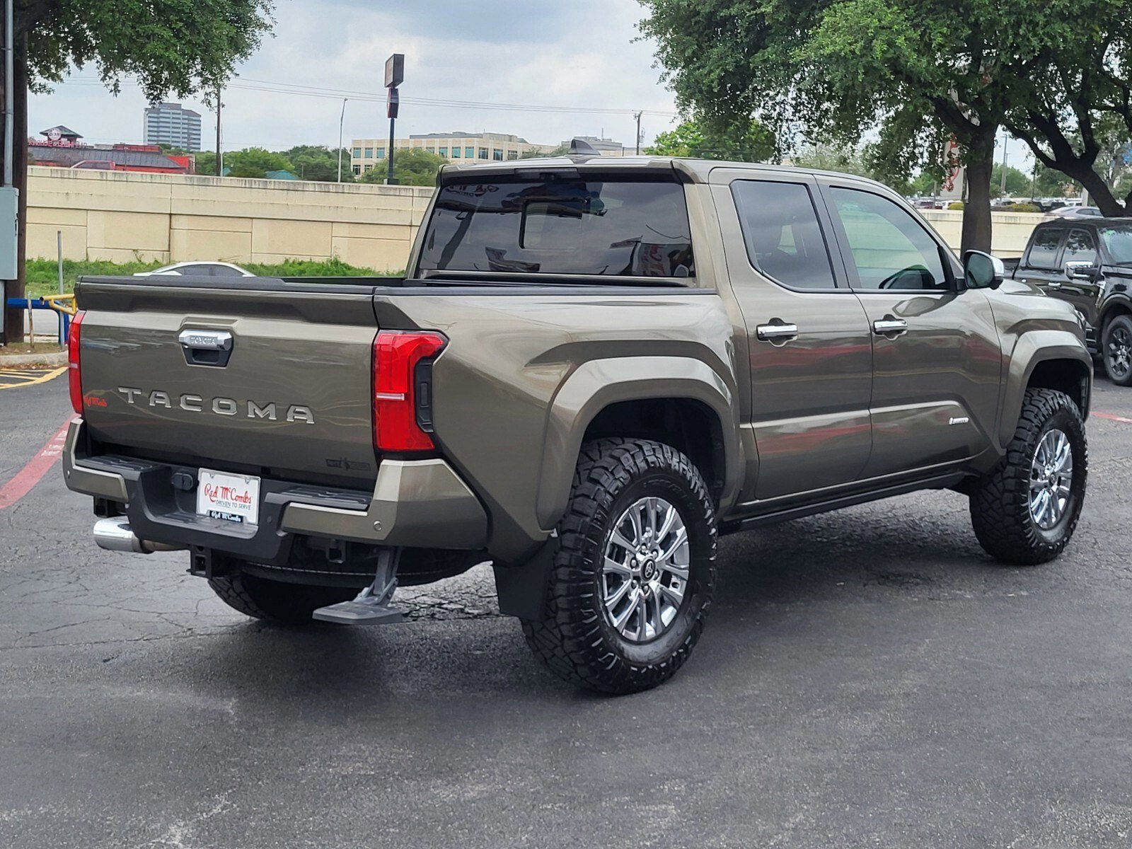 Used 2024 Toyota Tacoma Limited w/ Limited Package (LT) image 3