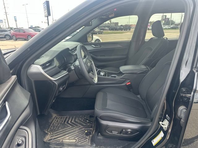 Used 2024 Jeep Grand Cherokee Laredo X w/ Luxury Tech Group I AWD/4WD image 6