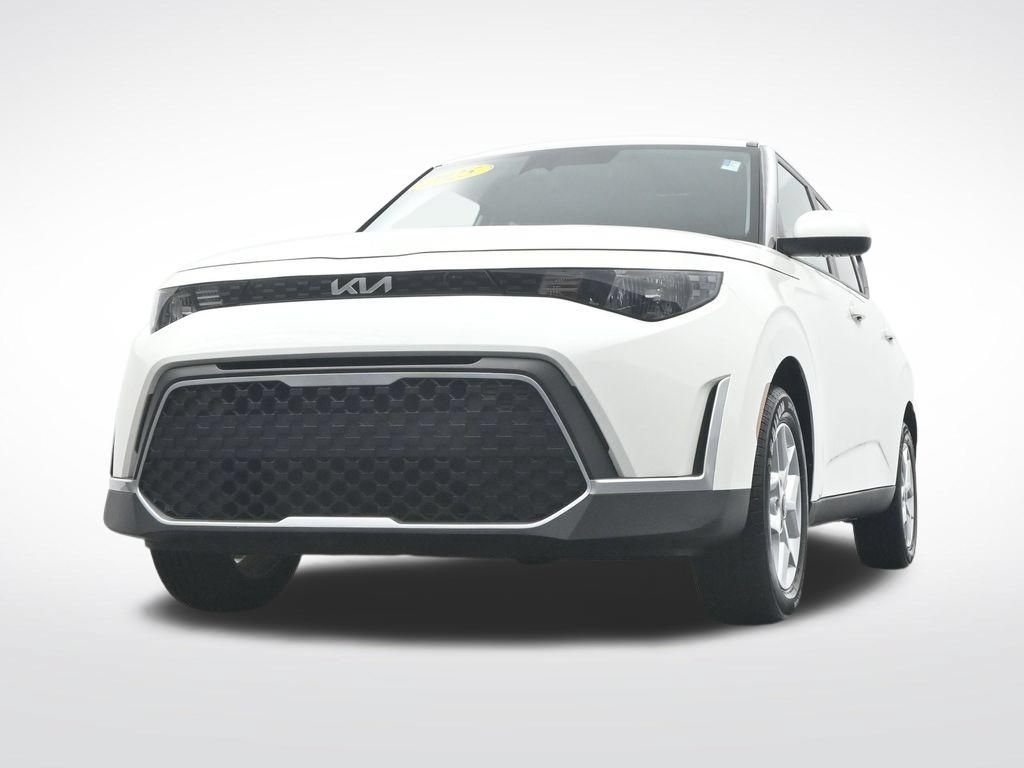 Used 2025 Kia Soul LX w/ LX Technology Package FWD image 32
