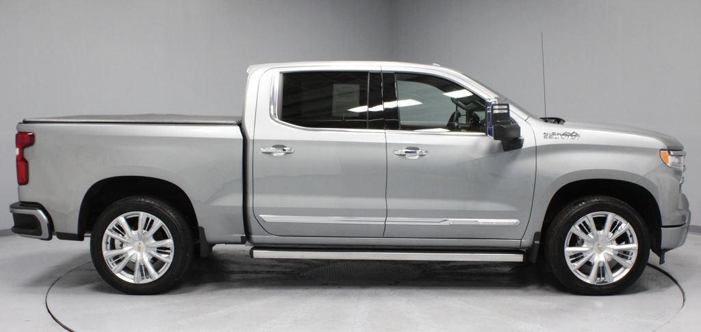 Used 2025 Chevrolet Silverado 1500 High Country w/ High Country Premium Package AWD/4WD image 12