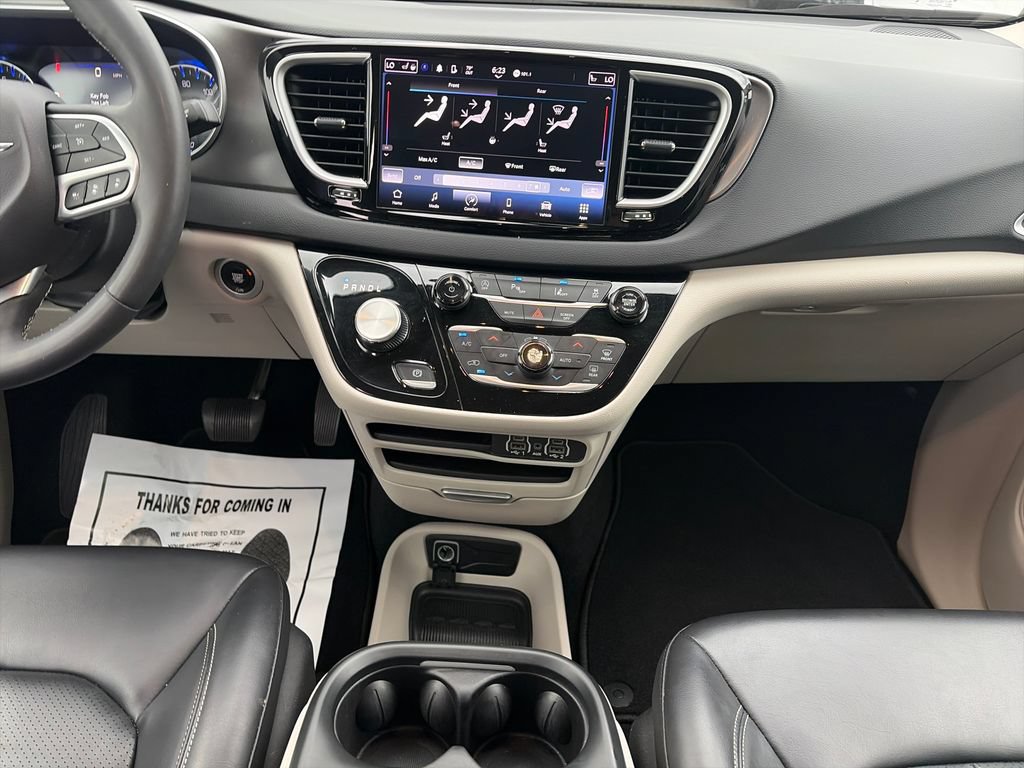 Used 2023 Chrysler Pacifica Touring-L FWD image 16