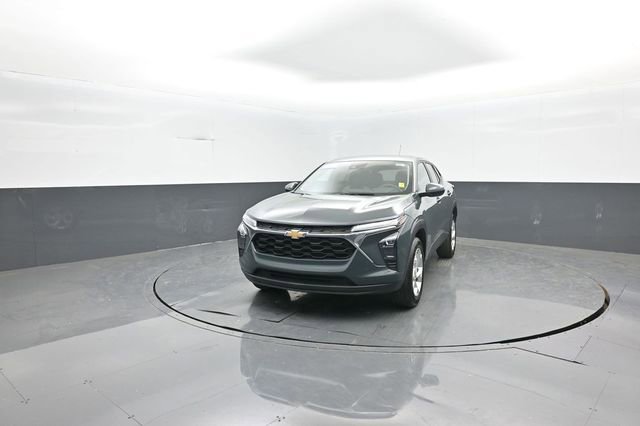 Used 2025 Chevrolet Trax LS w/ LS Convenience Package image 3