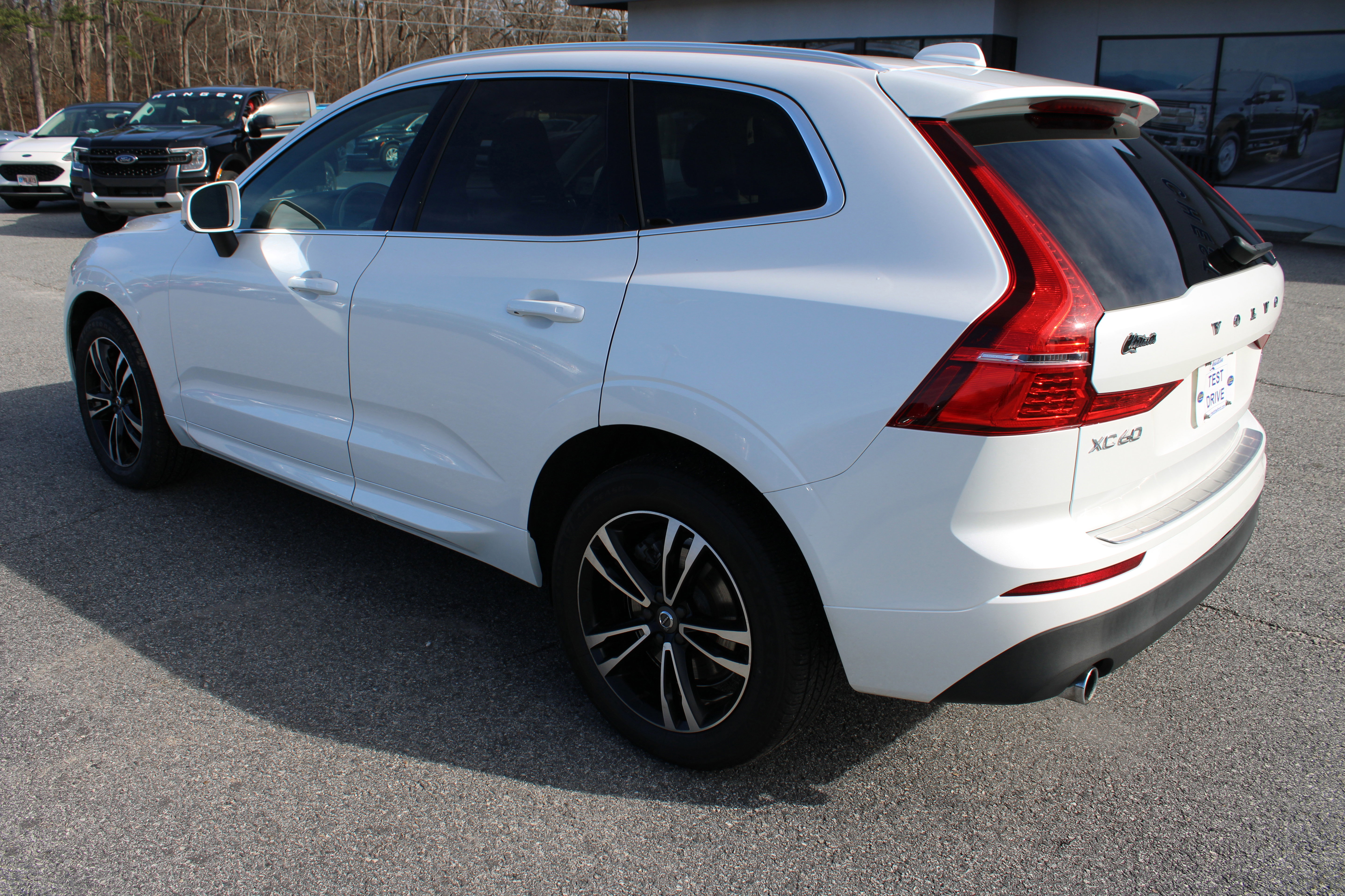Used 2018 Volvo XC60 T6 Momentum w/ Protection Package Premier image 3