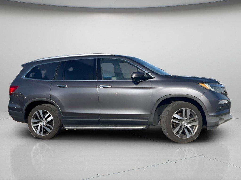 Used 2017 Honda Pilot Touring image 2