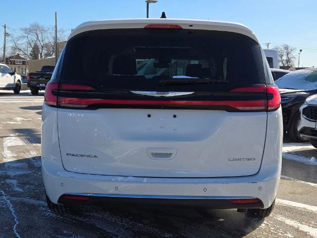Used 2024 Chrysler Pacifica Limited image 3
