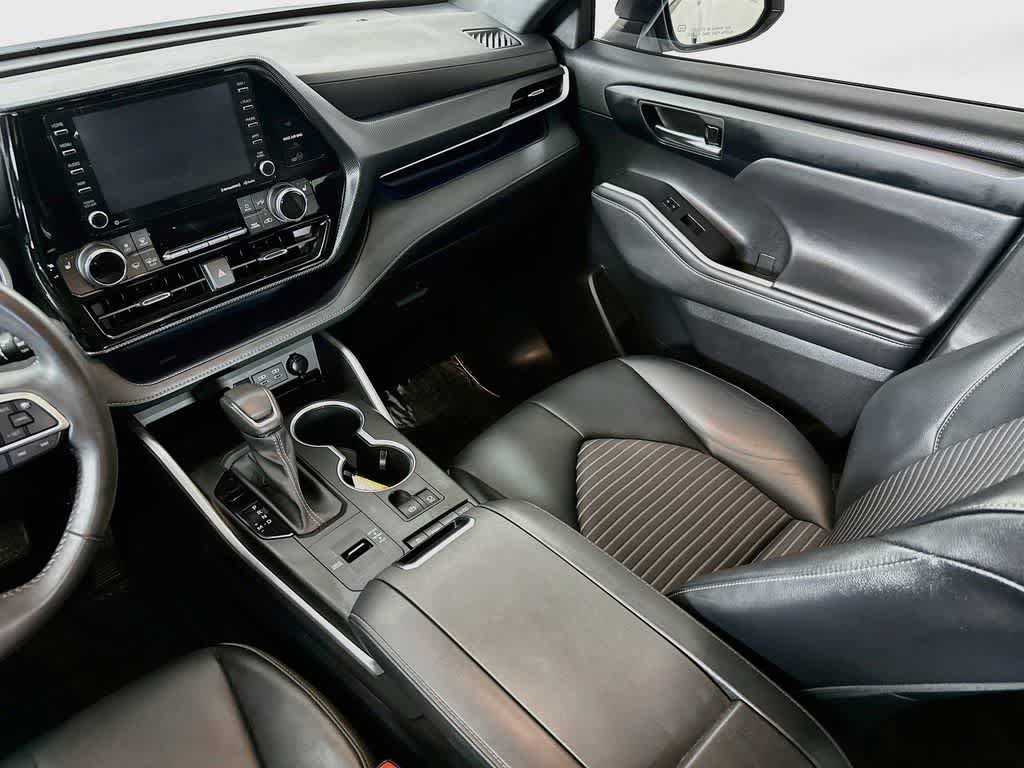 Used 2022 Toyota Highlander XSE FWD image 11