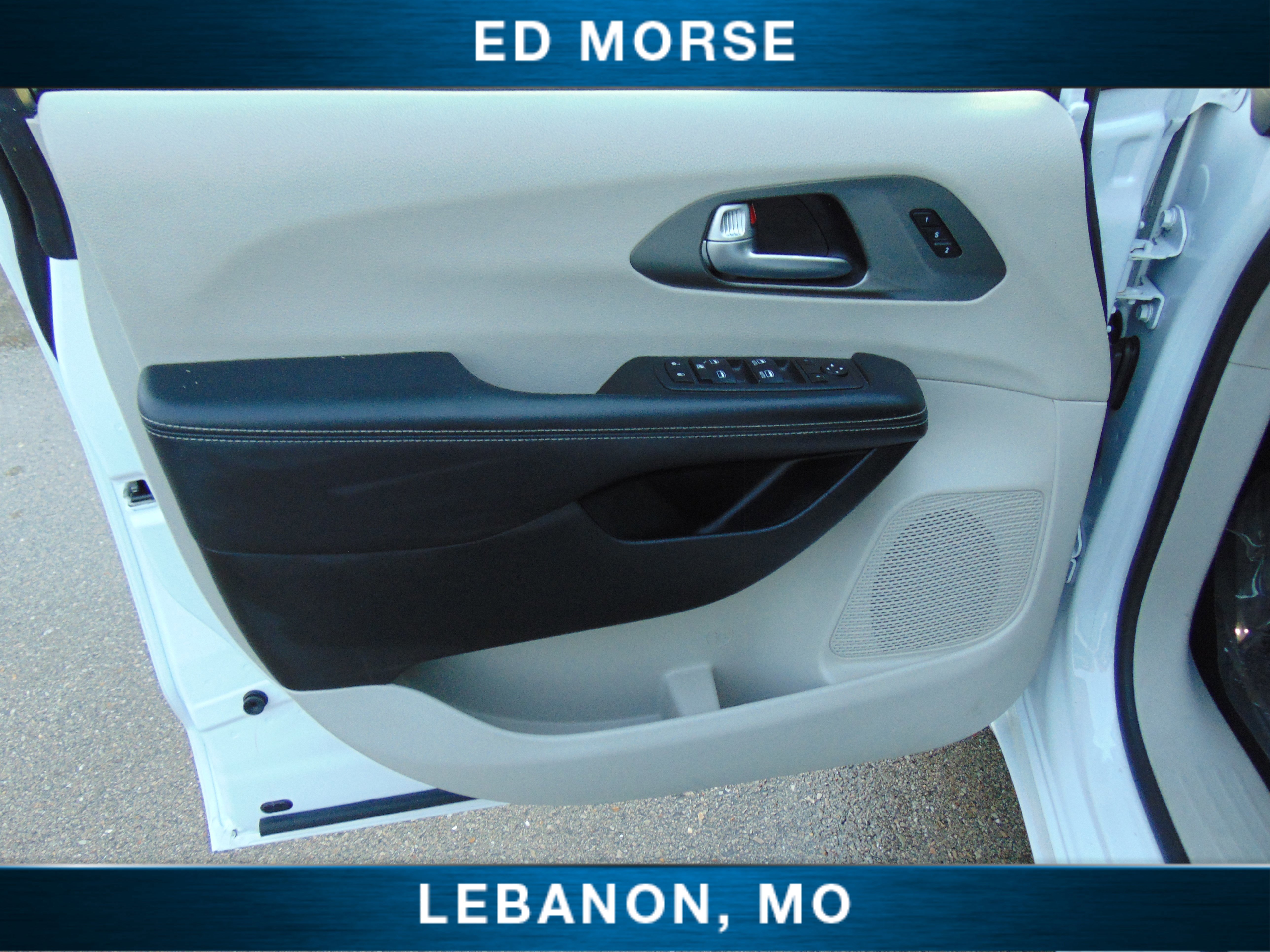 Used 2023 Chrysler Pacifica Touring-L image 16