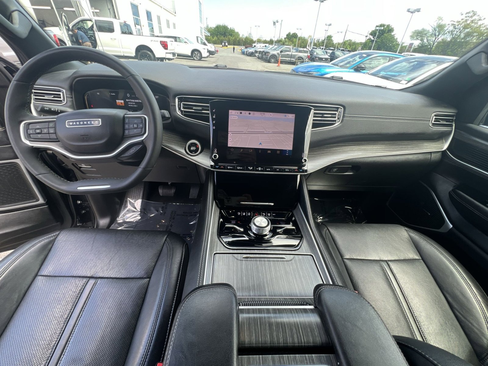 Used 2024 Jeep Wagoneer Series III AWD/4WD image 31