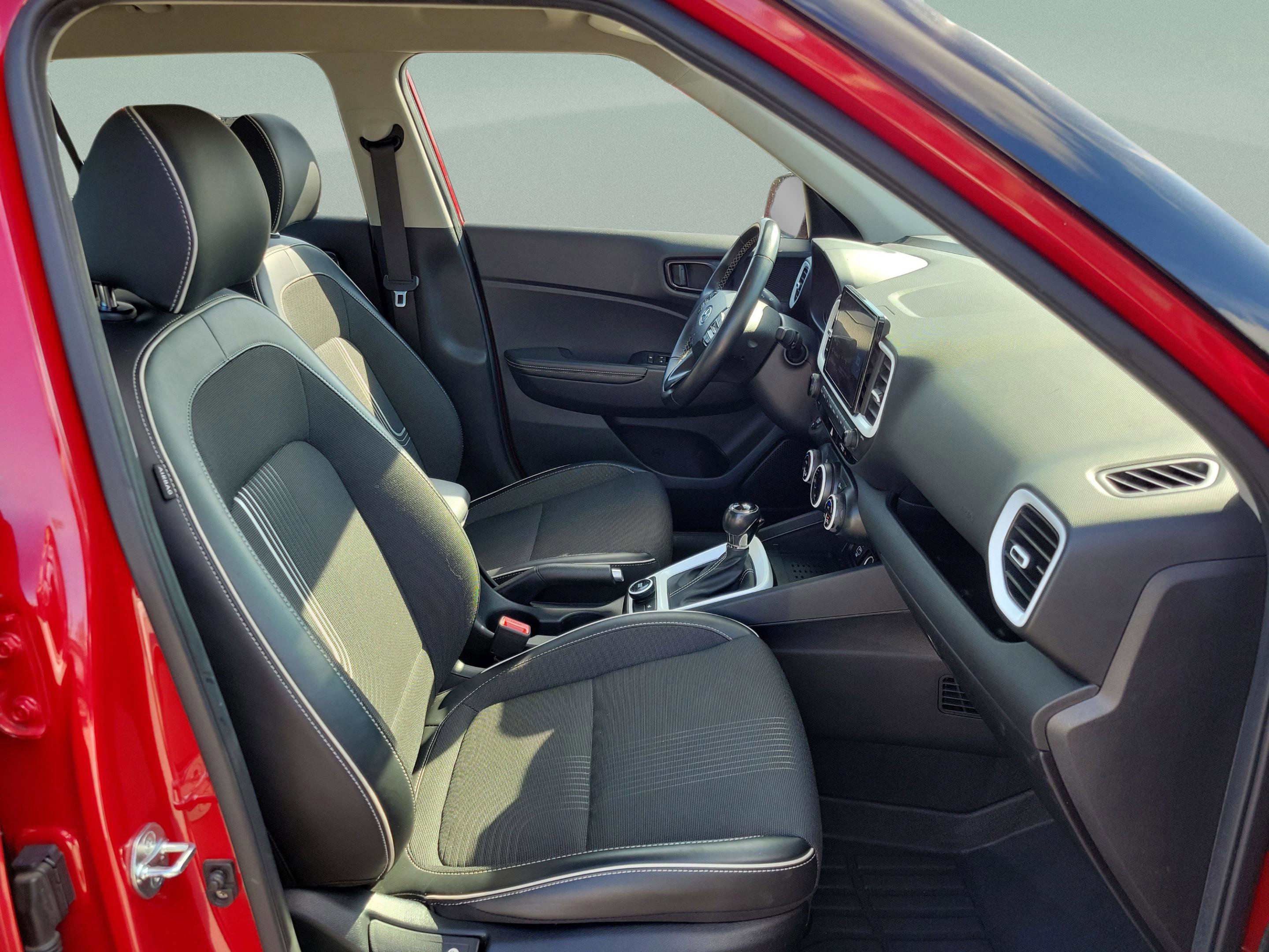 Used 2023 Hyundai Venue Limited image 25