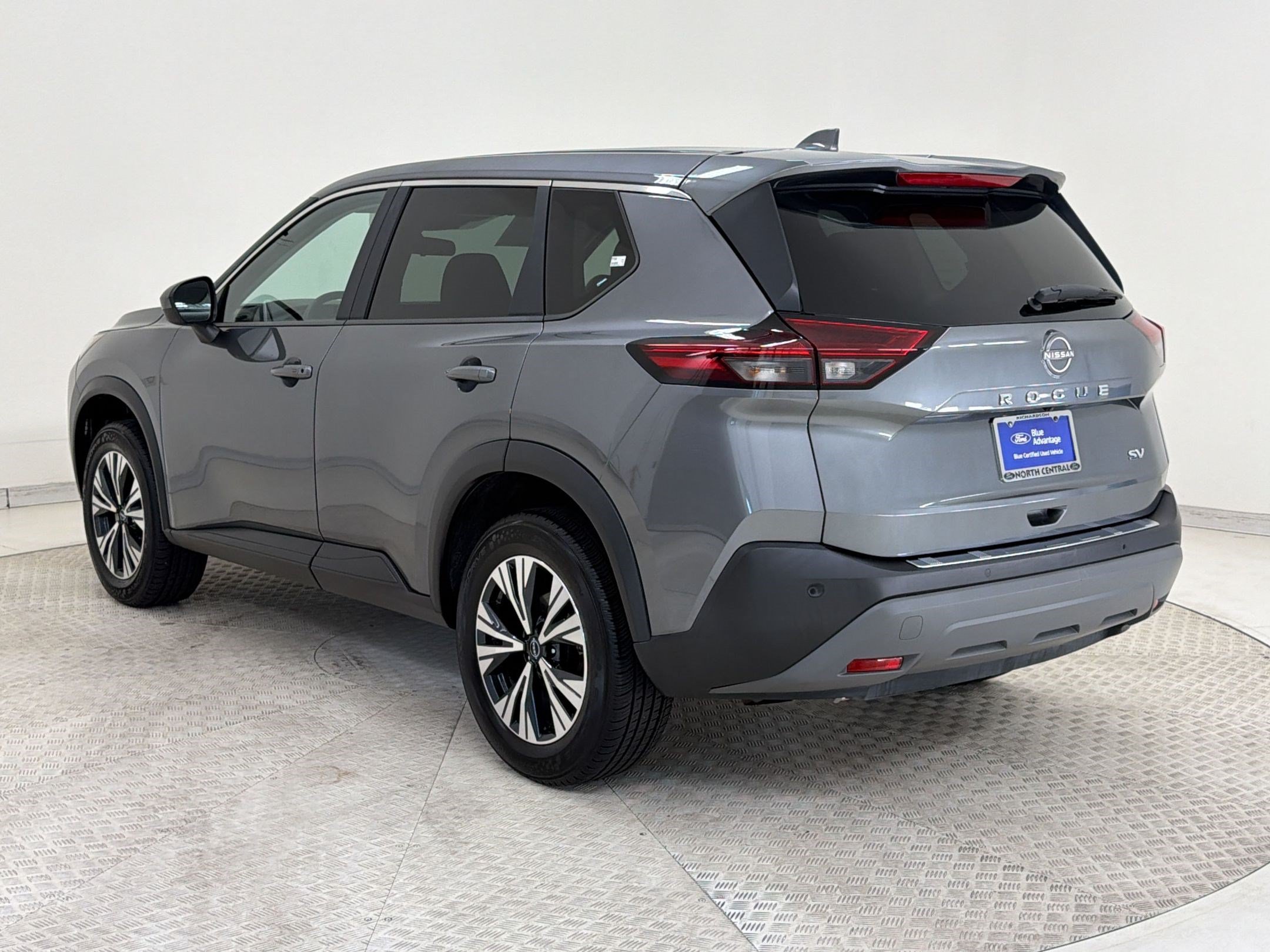 Used 2023 Nissan Rogue SV FWD image 3