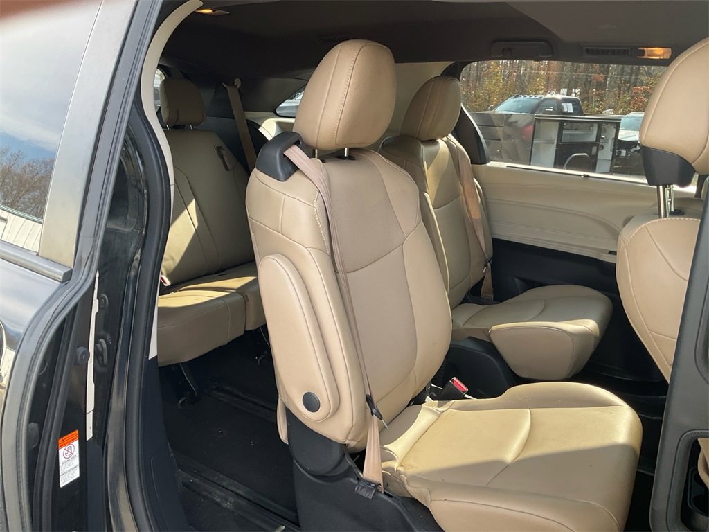 Used 2021 Toyota Sienna XLE image 11