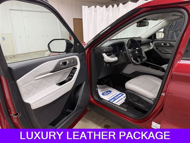 Certified 2025 Ford Explorer Platinum w/ LUX Leather Package AWD/4WD image 8