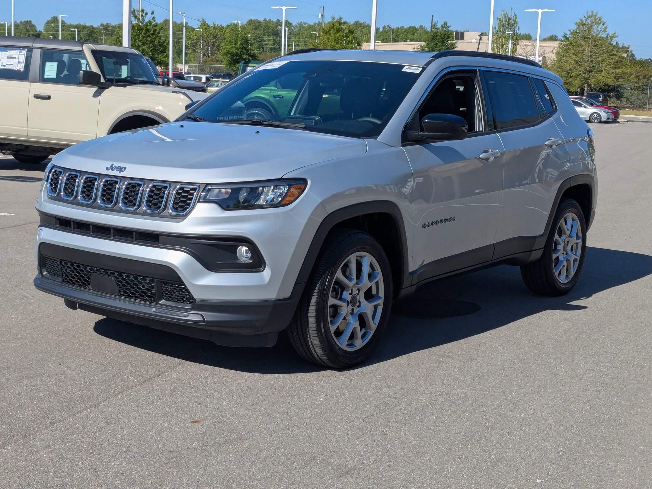 Used 2025 Jeep Compass Latitude AWD/4WD image 8