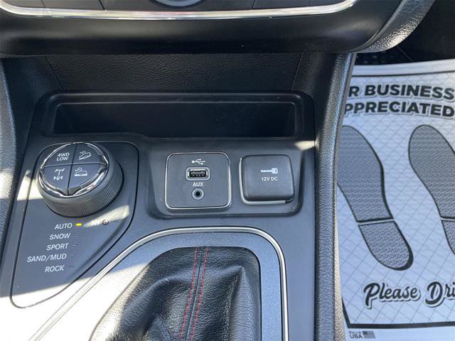 Used 2019 Jeep Cherokee Trailhawk AWD/4WD image 29