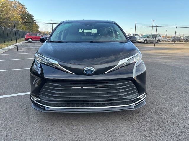 Used 2023 Toyota Sienna XLE image 7