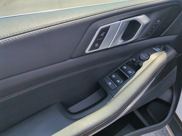 Used 2022 BMW X5 xDrive40i w/ Parking Assistance Package AWD/4WD image 14
