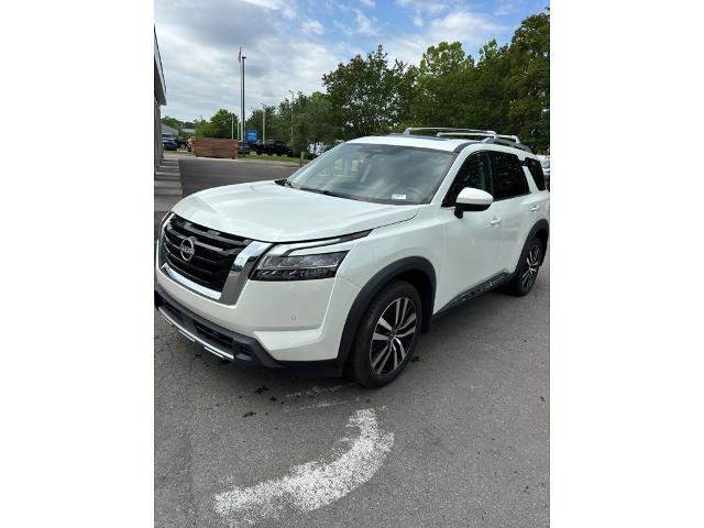Used 2024 Nissan Pathfinder Platinum FWD image 4