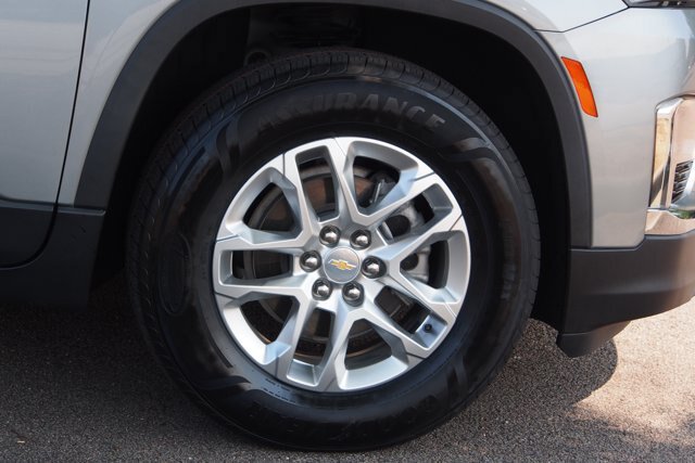 Used 2023 Chevrolet Traverse LS FWD image 9