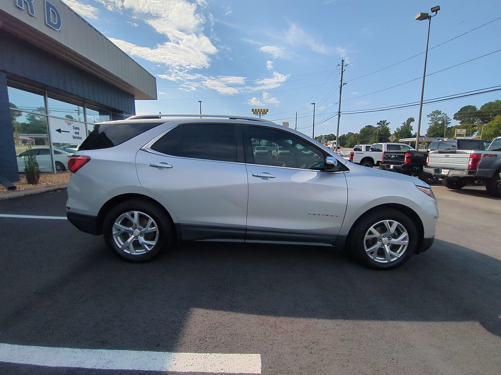 Used 2018 Chevrolet Equinox Premier FWD image 4