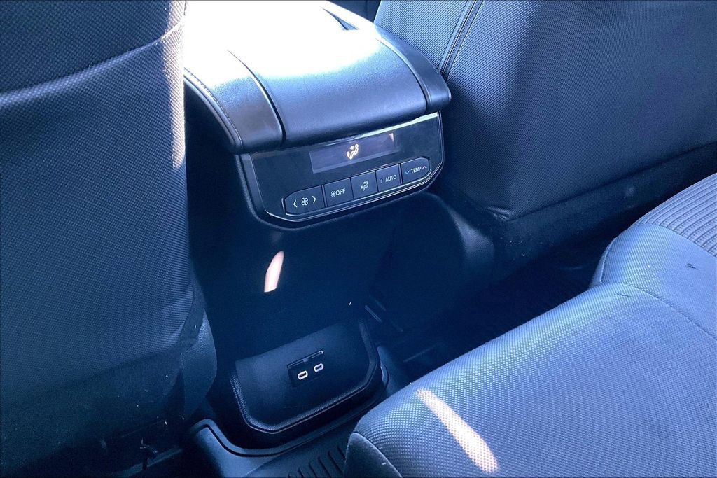 Used 2024 Toyota Highlander LE FWD image 33