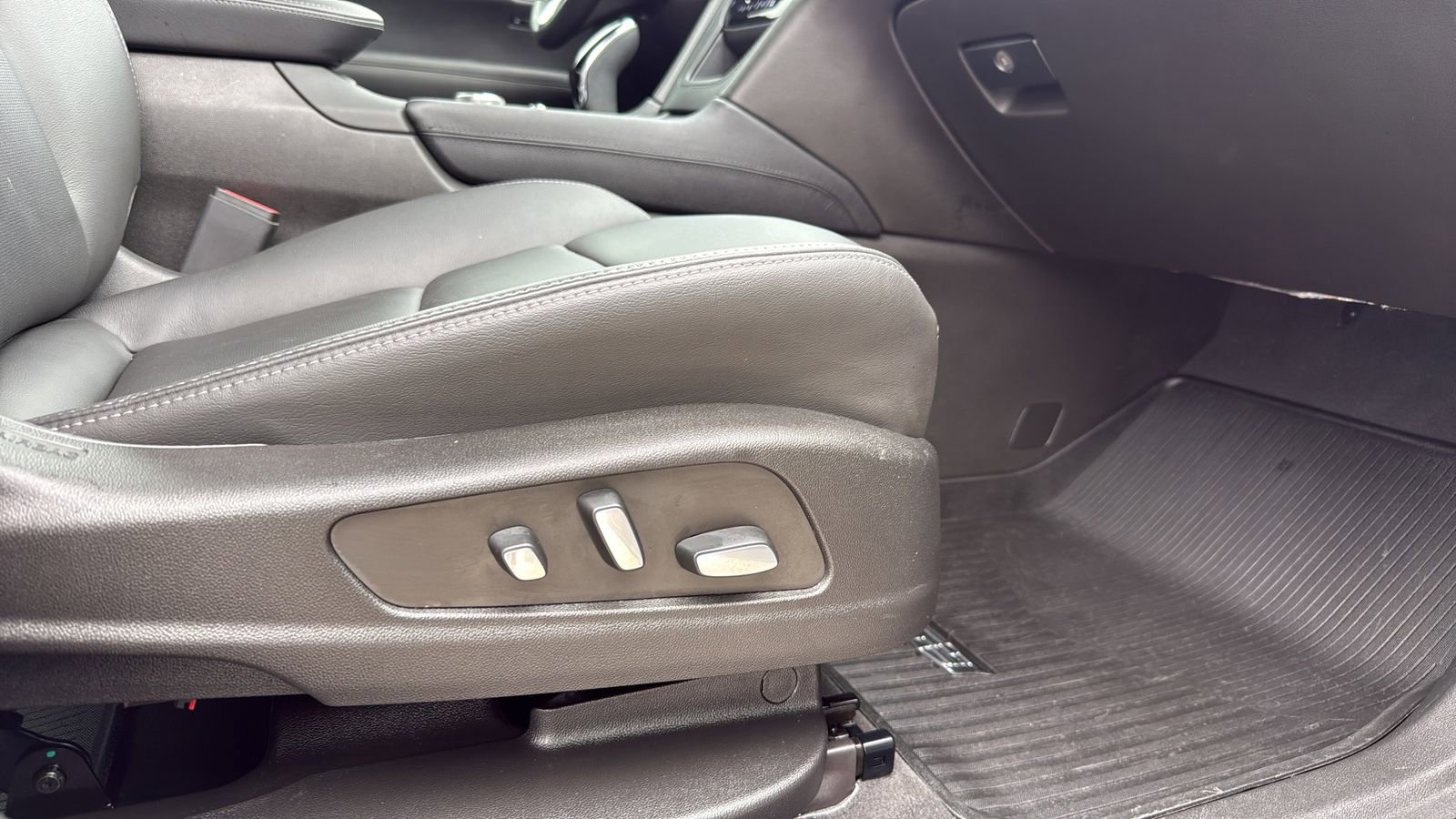 Used 2023 Cadillac XT6 Premium Luxury w/ Technology Package FWD image 24