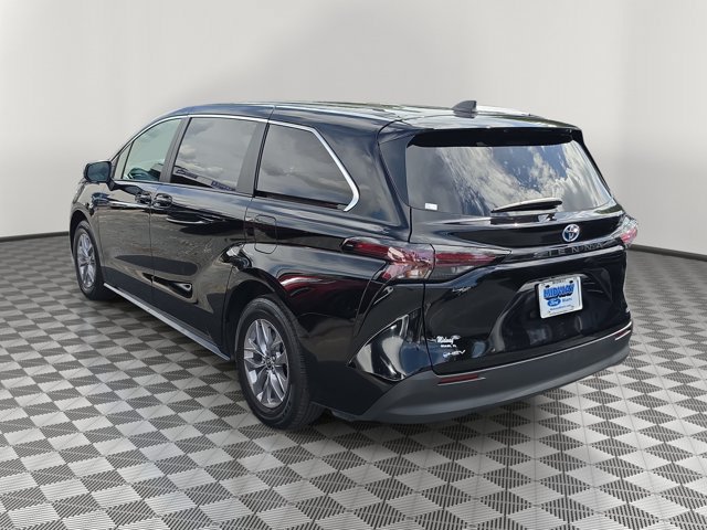 Used 2025 Toyota Sienna LE FWD image 4