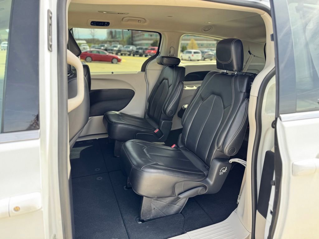 Used 2023 Chrysler Pacifica Touring-L image 35