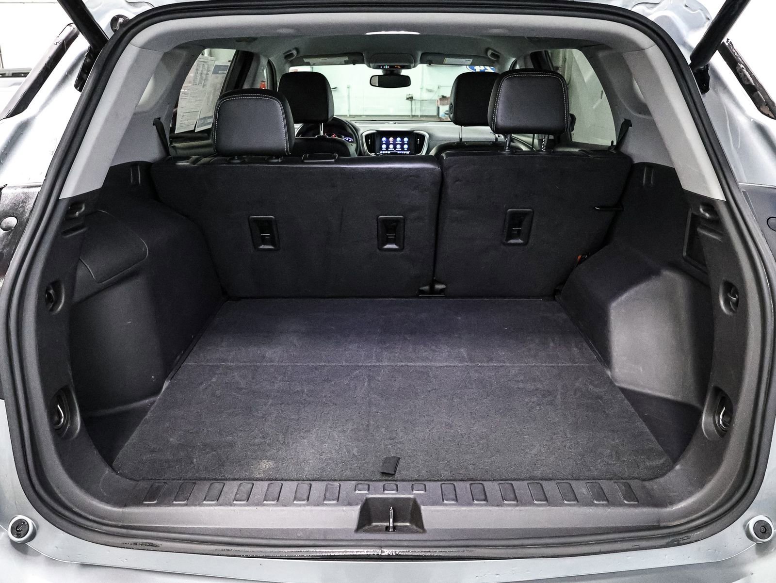 Used 2024 GMC Terrain SLT image 17