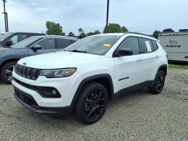 Used 2025 Jeep Compass Latitude w/ Altitude Special Edition AWD/4WD image 4