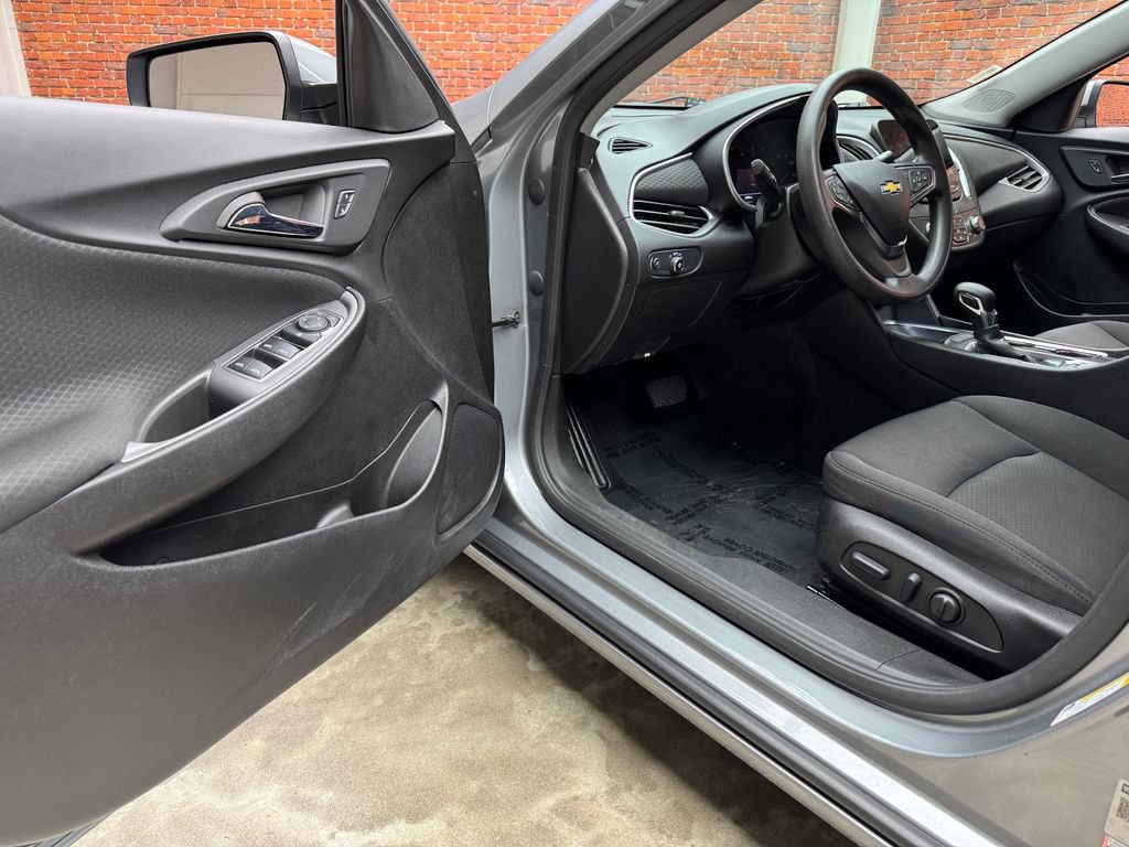 Used 2025 Chevrolet Malibu LT FWD image 9