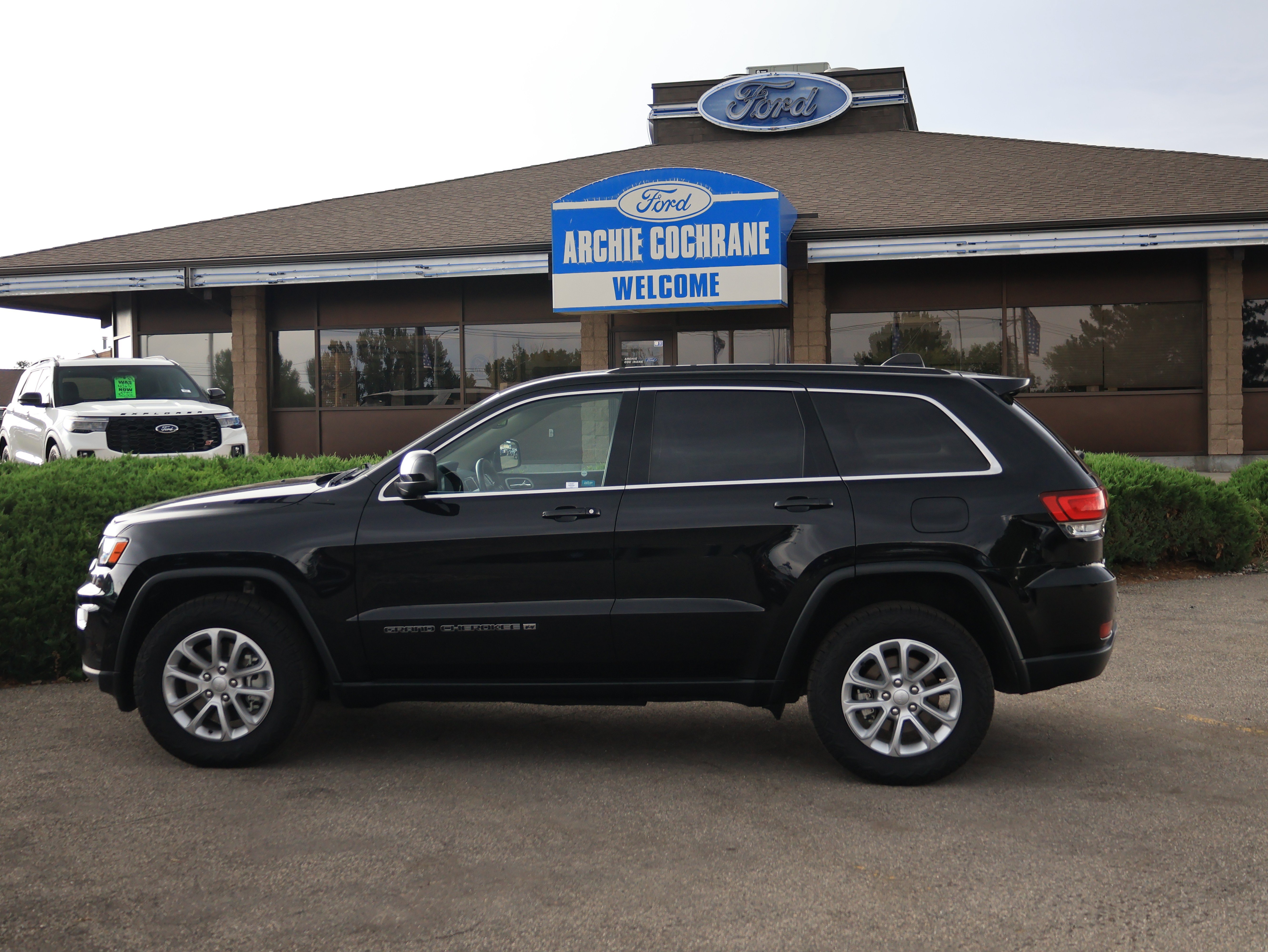 Used 2022 Jeep Grand Cherokee Laredo E AWD/4WD image 3