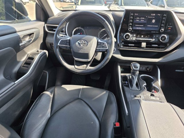 Used 2022 Toyota Highlander XLE FWD image 12