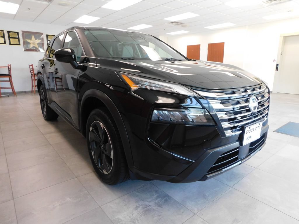 Used 2025 Nissan Rogue SV AWD/4WD image 3