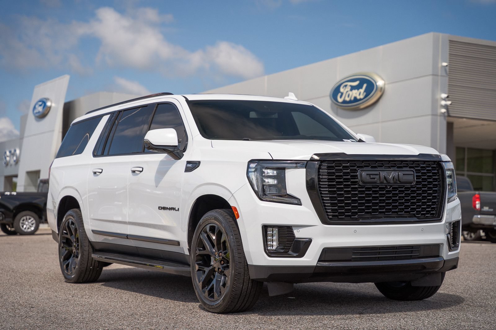 Used 2023 GMC Yukon XL Denali RWD image 1