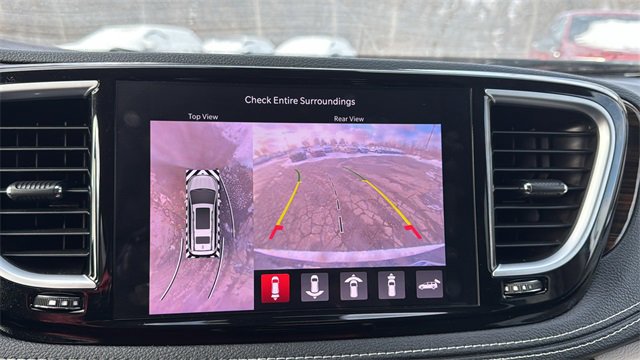 Used 2022 Chrysler Pacifica Limited image 25