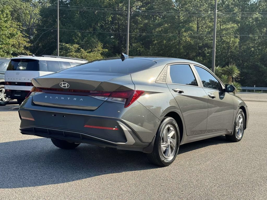 Used 2025 Hyundai Elantra SE FWD image 22
