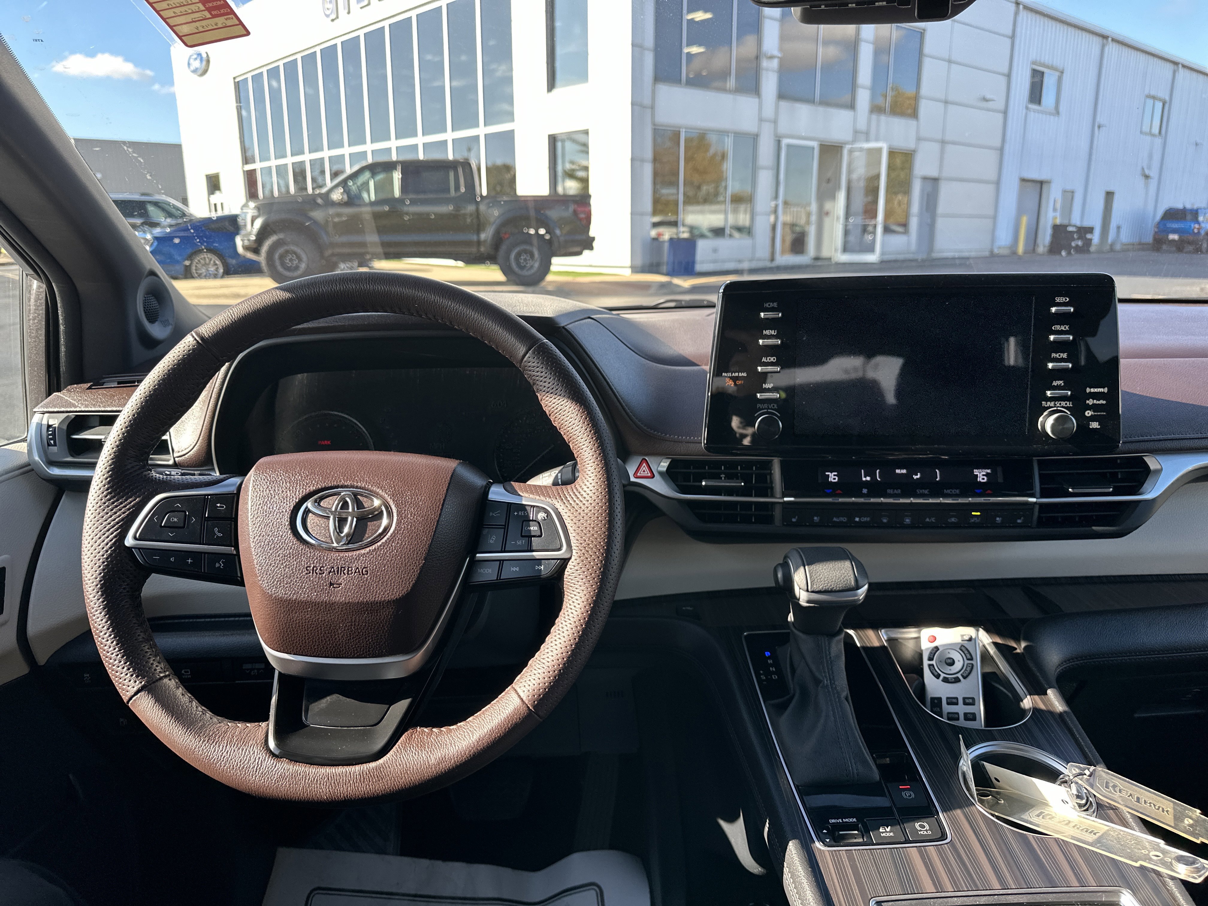 Used 2023 Toyota Sienna Platinum image 14