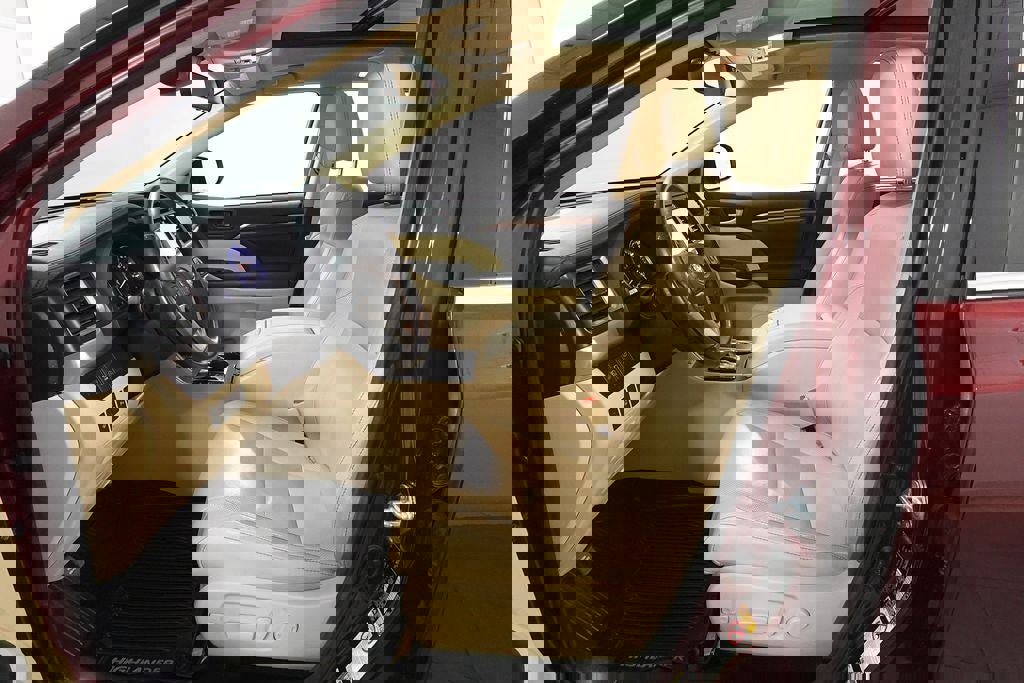 Used 2018 Toyota Highlander Limited Platinum w/ Carpet Mat Package (TMS) image 24