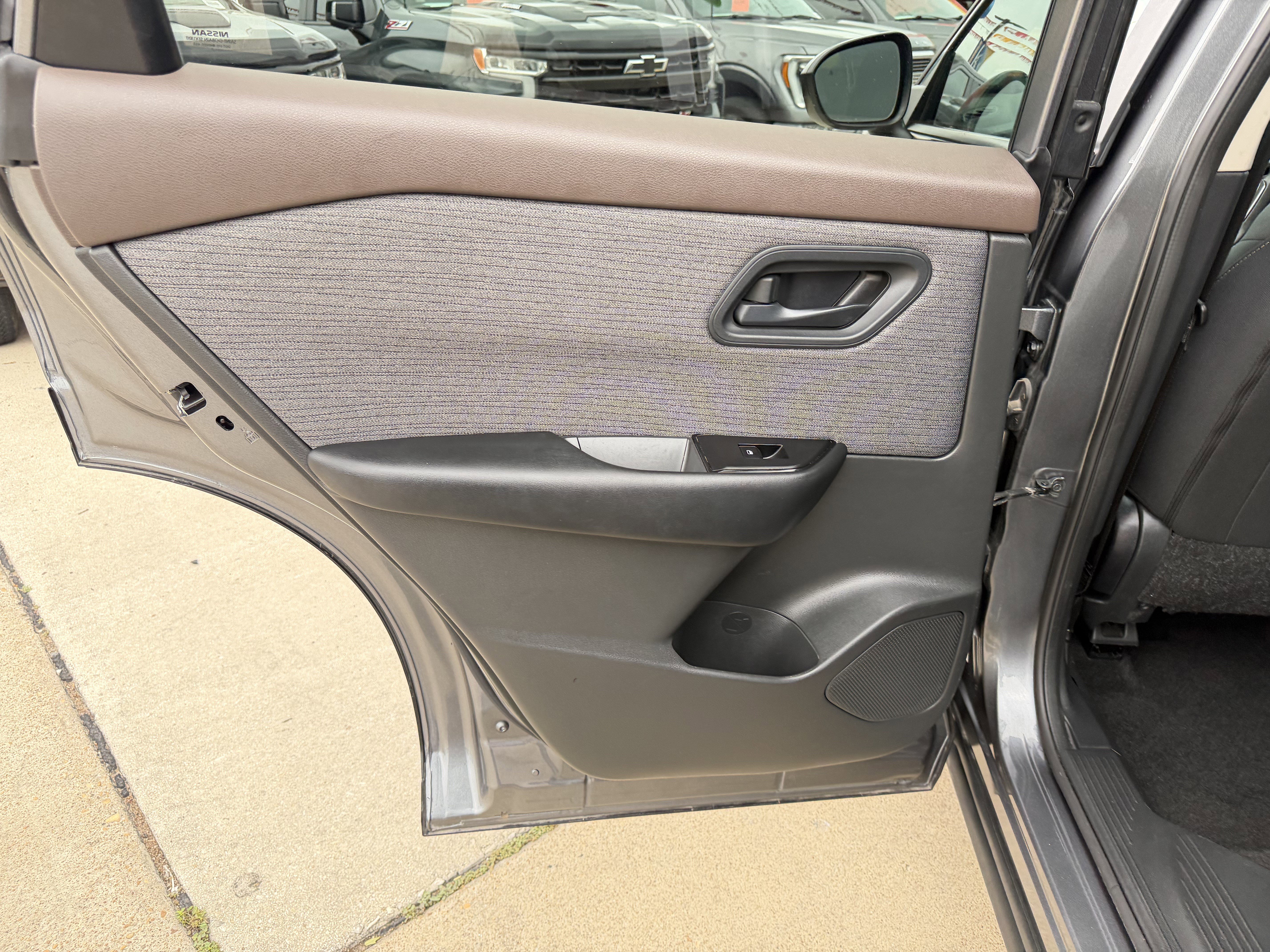 Used 2023 Nissan Rogue S FWD image 12