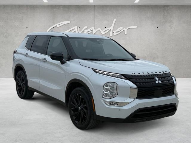 Used 2023 Mitsubishi Outlander SE Black Edition FWD image 2