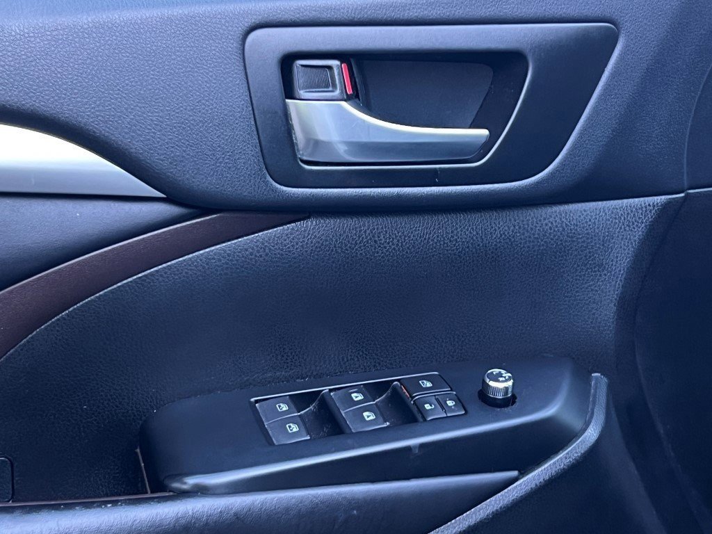 Used 2019 Toyota Highlander XLE image 19