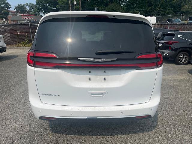 Used 2024 Chrysler Pacifica Touring-L FWD image 7