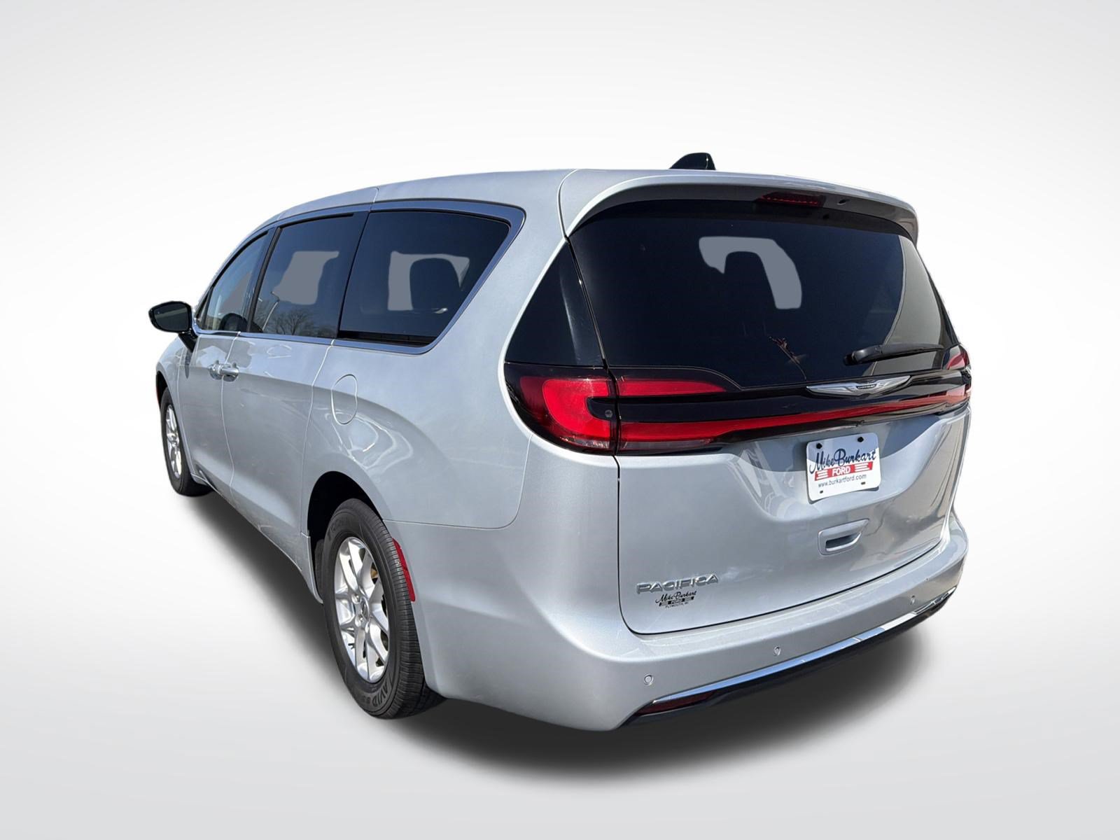 Used 2024 Chrysler Pacifica Touring-L FWD image 21