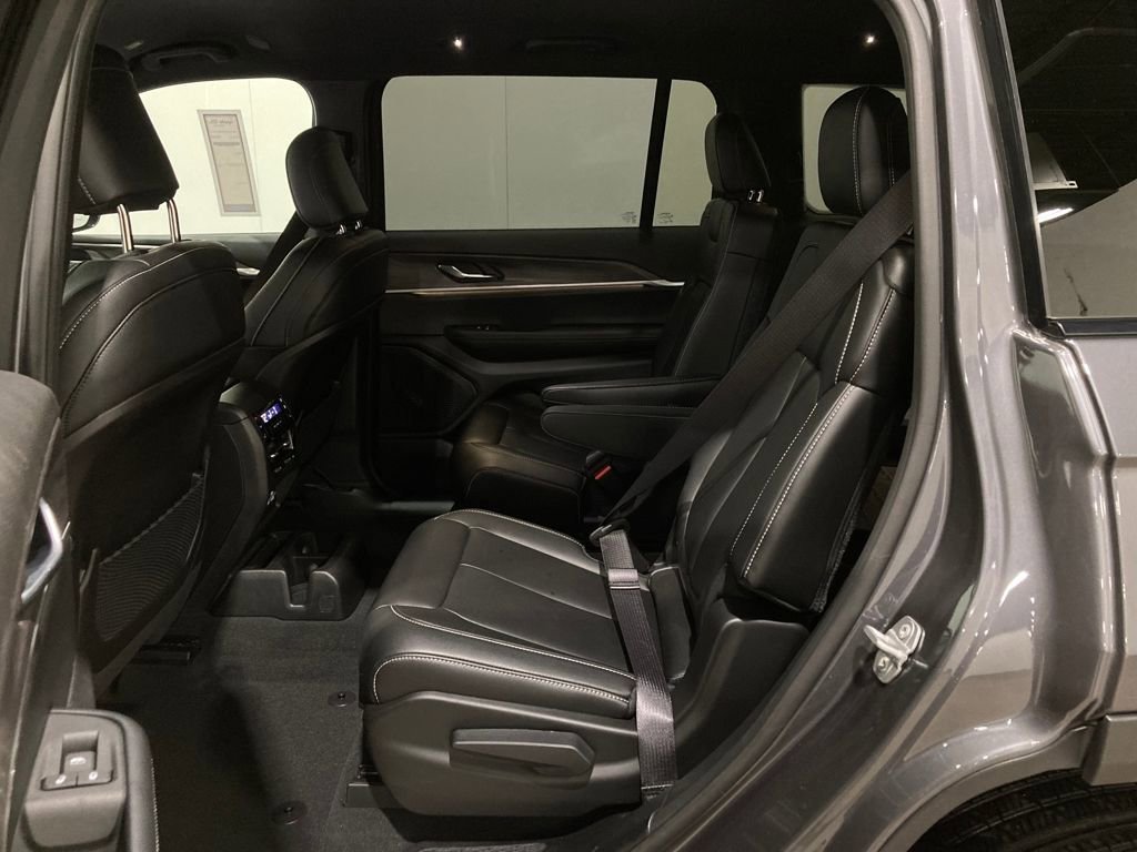 Used 2025 Jeep Grand Cherokee L Limited w/ Black Appearance Package image 15