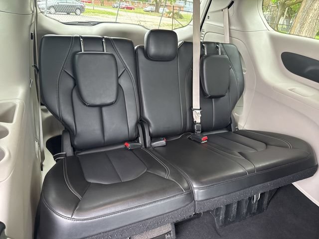 Used 2023 Chrysler Pacifica Touring-L FWD image 12