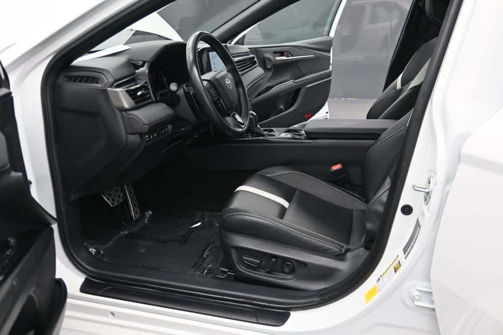 Used 2025 Toyota Camry SE FWD image 13